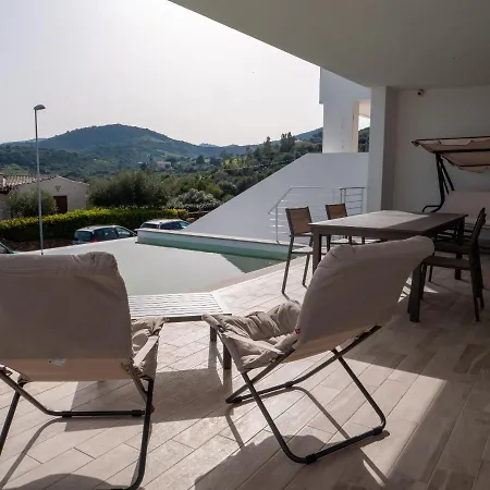 Nyaraló A 10 Posti Letto Piscina Privata Budoni